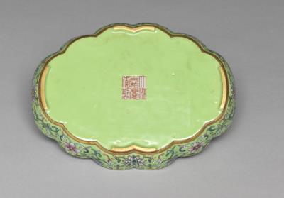 图片[2]-Begonia-shaped tea tray in yangcai enamels inscribed with an imperial poem on a green ground, Qing dynasty, Jiaqing reign (1796-1820)-China Archive